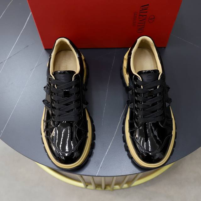 出厂价: 品牌：华伦天奴 Valentino 尺码：38-44 45定制 等级：新款运动鞋 材料： 原版牛皮鞋面 羊皮内里 原版耐磨柔软厚底 款式类别: 休闲时